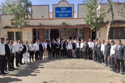 न्यायालय परिसर में विरोध प्रदर्शन करते बार अधिवक्ता।