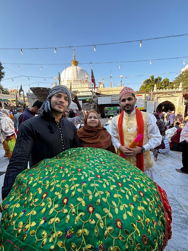 बॉलीवुड कलाकार रिजवान सिकंदर ने ख़्वाजा साहब की दरगाह में की ज़ियारत
