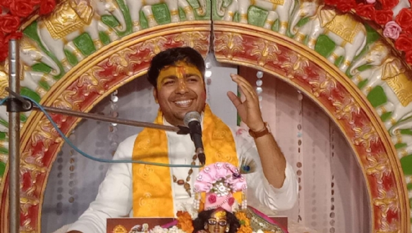 मनोरंजन सदन में श्री भक्तमाल कथा का श्रवण कराते पंडित नंद किशोर पांडेय जी महाराज।