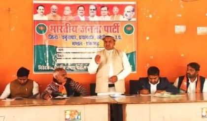 सम्बोधित करते दिलीप चतुर्वेदी
