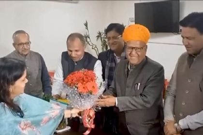 लखावत को शुभकामनाएं देते भाजपा नेता।