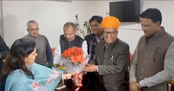 लखावत को शुभकामनाएं देते भाजपा नेता।