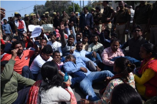 भाजपा प्रदेश कार्यालय पर 69000 शिक्षक भर्ती के अभ्यर्थियों ने किया प्रदर्शन