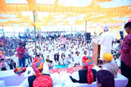 कार्यक्रम को संबोधित करते केन्द्रीय मंत्री शेखावत।