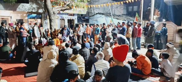 भील की रसोई में सांसद सिंह ने बनाई चाय, फिर हुई चाय पे चर्चा