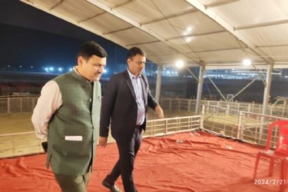 मंडलायुक्त ने करखियांव अमूल प्लांट व सभास्थल का किया निरीक्षण