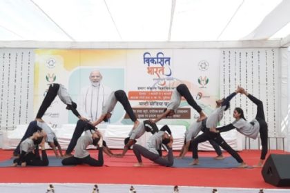 योगा करते स्टूडेंट्स।