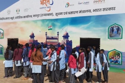 प्रदर्शनी देखते स्टूडेंट्स।