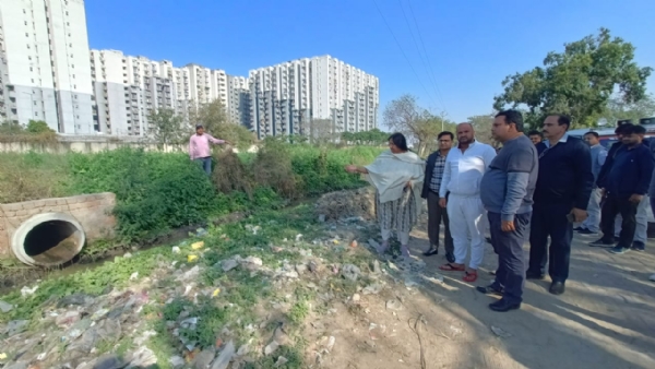 महापौर पहुंची आदित्य वर्ल्ड सिटी, बिना ट्रीट किये नाले में डाला जा रहा था सीवर का पानी