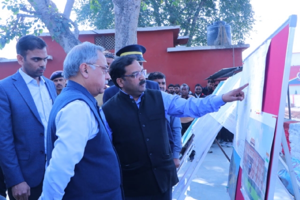 धौलपुर स्टेशन का िनरीक्षण करते महाप्रबंधक ।