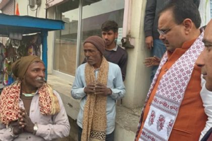 मुख्यमंत्री ने बीच रास्ते में काफिले को रोककर लिया चाय का आनंद