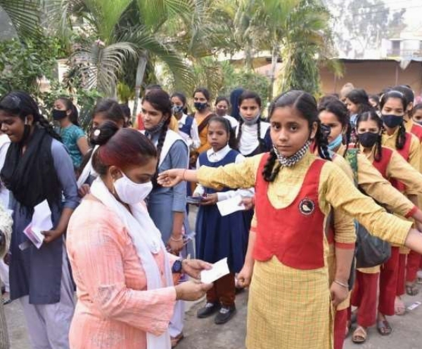 मुरादाबाद : 110 परीक्षा केंद्रों पर सीसीटीवी कैमरों की निगरानी में बोर्ड परीक्षाएं शुरू