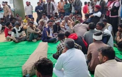 युवक की मौत के बाद मुआवजा नहीं देने के विरोध में शव लेकर ग्रामीण धरने पर