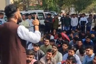 यूपी पुलिस भर्ती निरस्त करने को लेकर छात्रों का प्रदर्शन
