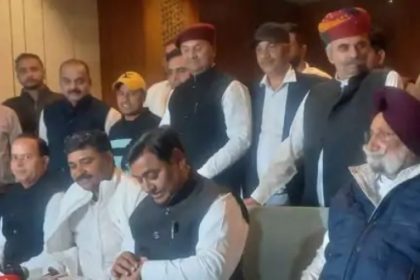 न्यू हाईकोर्ट के पास स्थित एक होटल में बैठक में मौजूद पदाधिकारी।