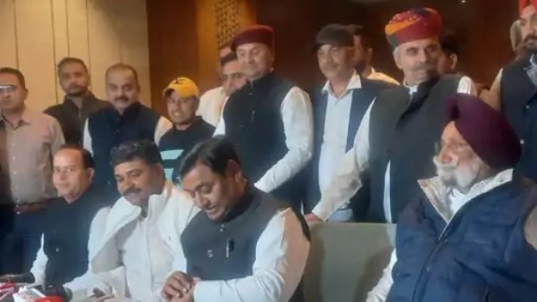 न्यू हाईकोर्ट के पास स्थित एक होटल में बैठक में मौजूद पदाधिकारी।