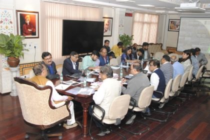 बैठक लेते देवनानी।