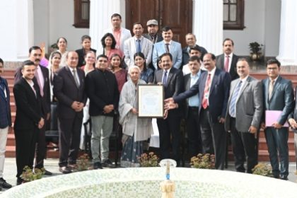 प्रशस्ति पत्र देकर सम्मानित करती राज्यपाल