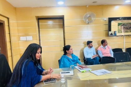 चर्चा करते अधिकारी।