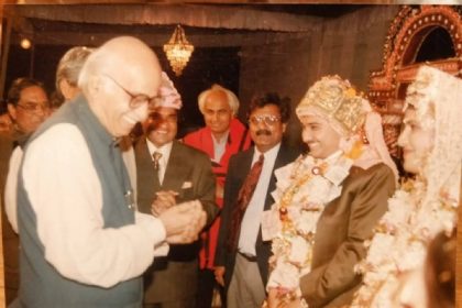 लालकृष्ण आडवाणी का बनारस से भी जुड़ाव, महानगर अध्यक्ष के बेटे की शादी में आए