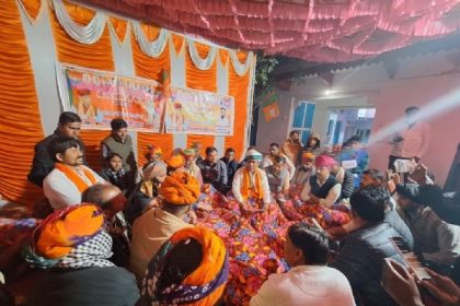 विधायक लालाराम बैरवा ने अरवड़ गांव में लगाई रात्रि चौपाल, ग्रामीणों ने तलवार भेंट कर किया अभिनंदन