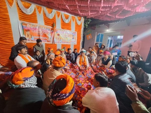 विधायक लालाराम बैरवा ने अरवड़ गांव में लगाई रात्रि चौपाल, ग्रामीणों ने तलवार भेंट कर किया अभिनंदन