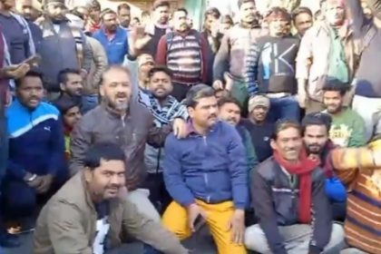 वेतन न मिलने से नाराज नगर निगम के आउटसोर्सिंग कर्मचारियों की हड़ताल