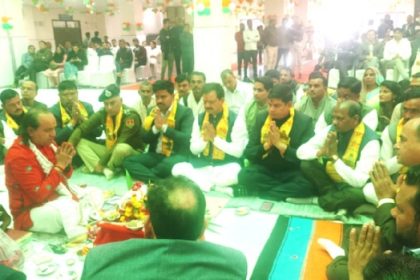 धौलपुर में पूजा अर्चना करते अितिथ।