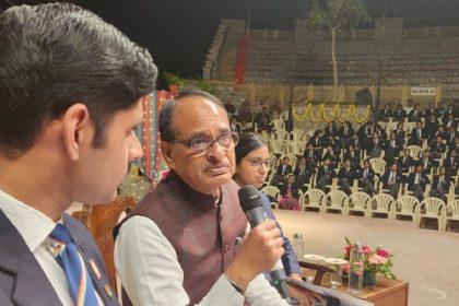 संवाद और डिस्कशन से ही विवादों को सुलझाया जा सकता है- प्रसून जोशी