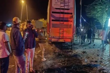 सवारियों से भरी स्लीपर बस कोयले से भरे ट्रक में घुसी, एक की मौत, 23 घायल