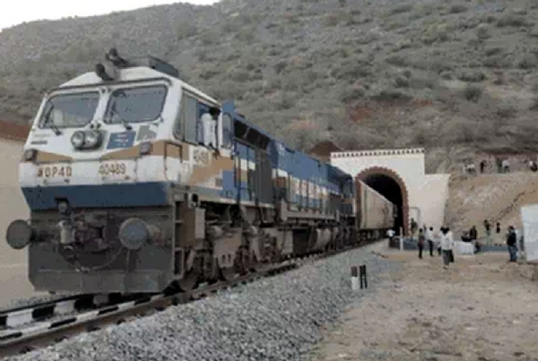 26 साल बाद सपना पूरा : दौसा-गंगापुर सिटी ट्रेन गुजरी राजस्थान की सबसे लंगी सुरंग से