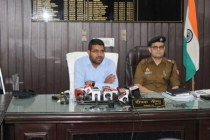 पत्रकार वार्ता करते जिलाधिकारी दीपक मीणा