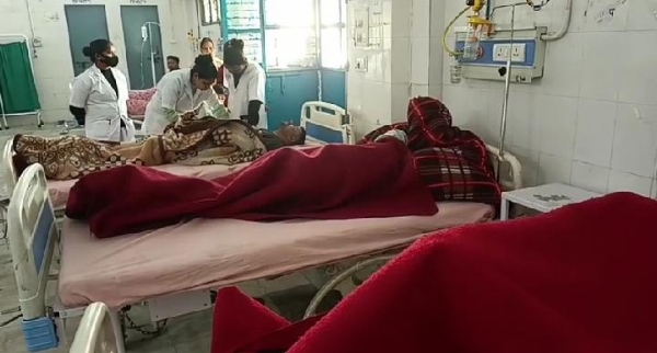 जिला अस्पताल में भर्ती कुट्टू के आटे से बनी पकोड़ियां खाने से फूड पाइजनिंग का शिकार हुए मरीज