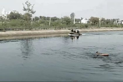 रेस्क्यू करते एसडीआरएफ के जवान।