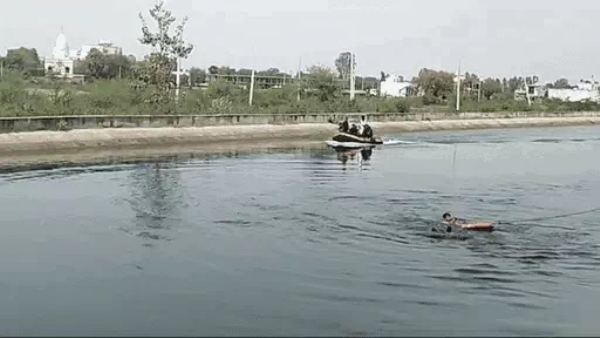 रेस्क्यू करते एसडीआरएफ के जवान।