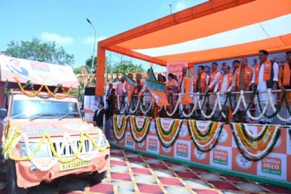 रथों को हरी झंडी दिखाते मुख्यमंत्री व प्रदेशाध्यक्ष और अन्य।