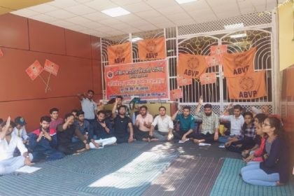 प्रदर्शन करते अभाविप के कार्यकर्ता