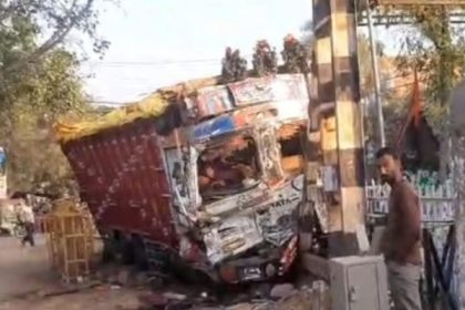 आलू से भरा अनियंत्रित ट्रक रेलवे हाईट गेज में घुसा, चालक की मौत