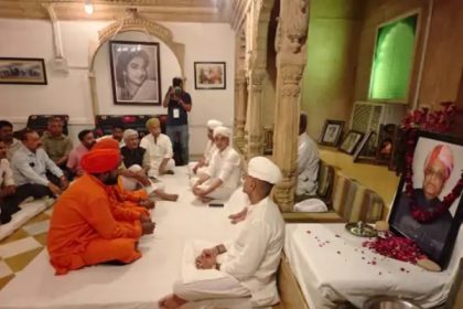 चर्चा करते केन्द्रीय जल शक्ति मंत्री गजेंद्र सिंह शेखावत