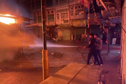 उदयपुर के दिल्ली गेट पर दुकान में आग लगने से इलेक्ट्रिक पैनल भी जला, बत्ती गुल