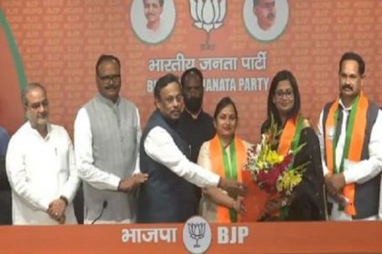 उप्र: में बसपा को झटका, लालगंज सांसद संगीता आजाद भाजपा में शामिल