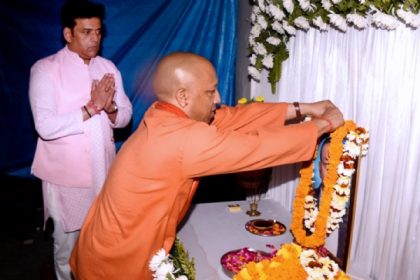 ओएसडी प्रखर वर्मा के घर पहुंचे सीएम, दिवंगत पिता को दी श्रद्धांजलि