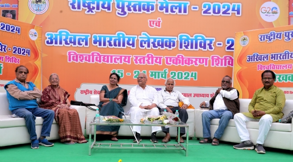 पुस्तक मेले में ओटीटी पर चर्चा करते मर्मज्ञ