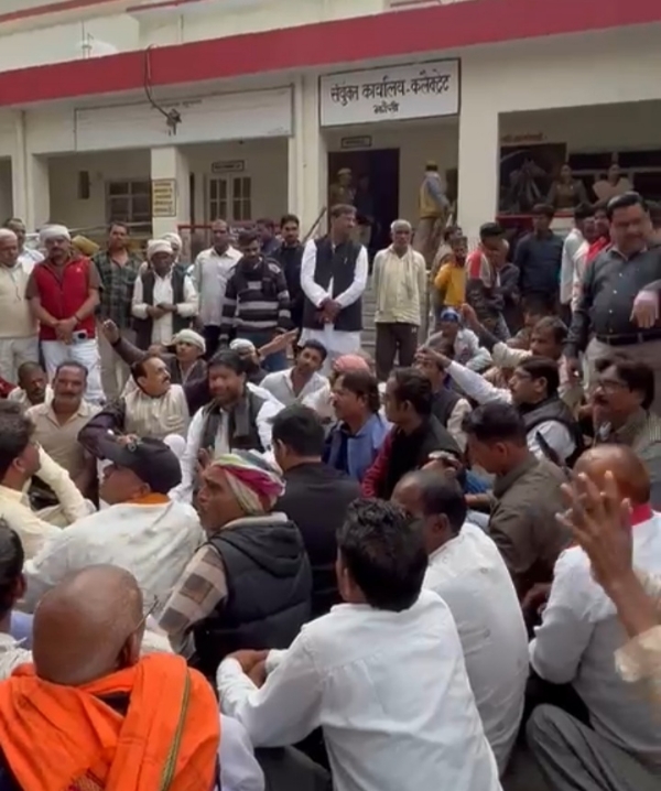कलेक्ट्रट परिसर में धरने पर बैठे किसान