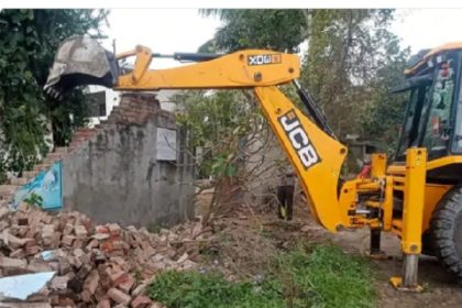 कन्नौज: मुंशी के घर चला बुलडोज़र, विरोध में अधिवक्ताओं ने कामकाज ठप किया