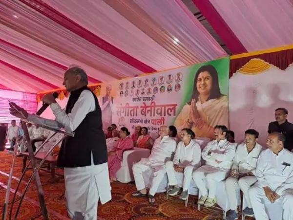 सुमेरपुर रोड स्थित एक रिसोर्ट में कांग्रेस कार्यकर्ताओं को संबोधित करते पूर्व मुख्यमंत्री अशोक गहलोत।