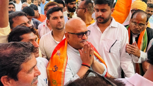 कांग्रेस प्रत्याशी  अजय राय पिंडरा बाजार में