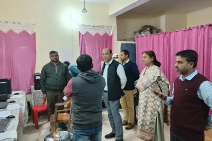 निरीक्षण करते बोर्ड सचिव