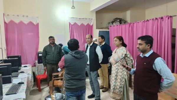 निरीक्षण करते बोर्ड सचिव