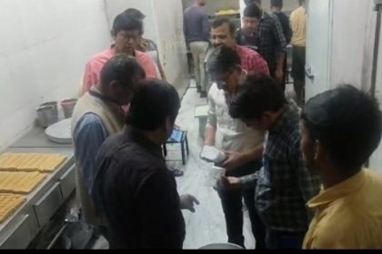 खाद्य सुरक्षा अधिकारियों की टीम ने विभिन्न प्रतिष्ठानों से लिए खाद्य सामग्रियों के नमूने